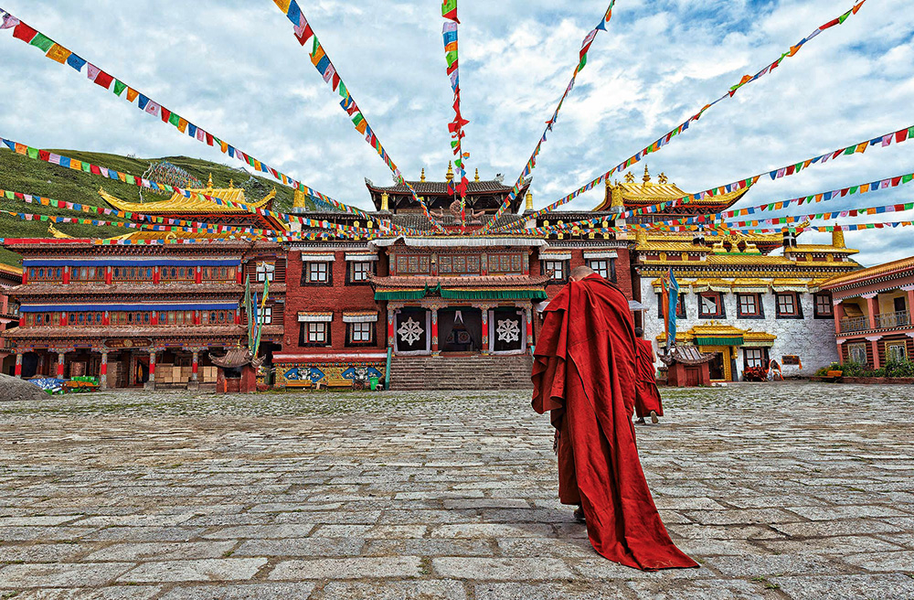 Lama dodas uz templi.