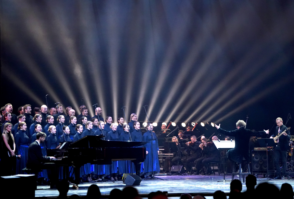 Diriģents Jānis Ozols (centrā), koris "Maska" un kamerorķestris "Sinfonietta Rīga" uzstājas fonda "Uzņēmēji mieram" organizētā Ukrainas atbalstam veltītā koncertā "Palīdzi izvest Ukrainas aizstāvjus no nāves" Latvijas Nacionālajā operā un baletā.