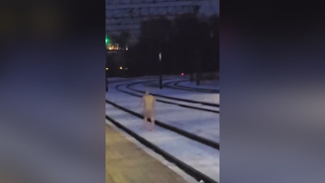 Kails vīrietis staigā pa sliedēm Torņakalna stacijas tuvumā.