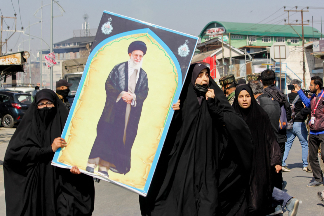 Šiītu musulmaņu demonstranti 2026. gada 2. martā Šrinagarā tur rokās Irānas mirušā augstākā līdera ajatollas Ali Hamenei portretu, kamēr pēc viņa nāves ASV un Izraēlas triecienos tika ieviesti ierobežojumi un notika protesti.