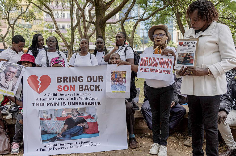 Protesta akcijā Nairobi Kenijā šā gada februārī tuvinieki pieprasa valdībai atgādāt atpakaļ mājās viņu dēlus, brāļus un vīrus, kas aizbrauca uz Krieviju pelnīt kara "asinsnaudu".