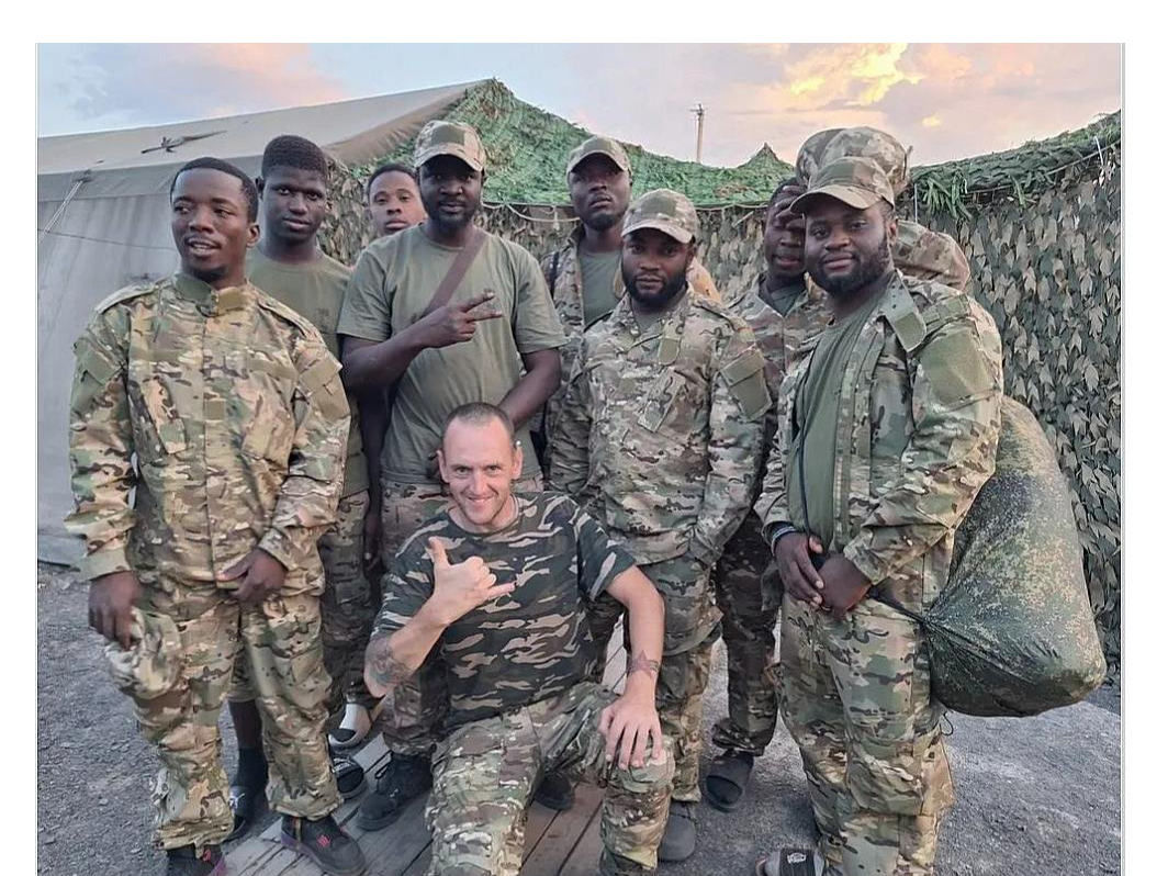 Afrikāņu algotņus apmāca bijušais britu karavīrs Bendžamins Stimsons, kurš jau 2015. gadā pievienojās Krievijas atbalstītajām bandām Austrumukrainā.