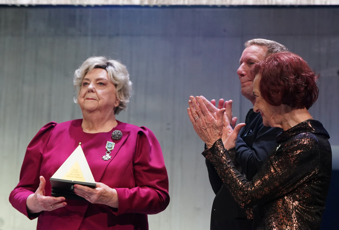 Balvas par mūža ieguldījumu skatuves mākslā saņēmējas, Dailes teātra aktrises Ilze Vazdika (no kreisās) un Lidija Pupure piedalās "Spēlmaņu nakts" apbalvošanas ceremonijā Valmieras Drāmas teātrī.