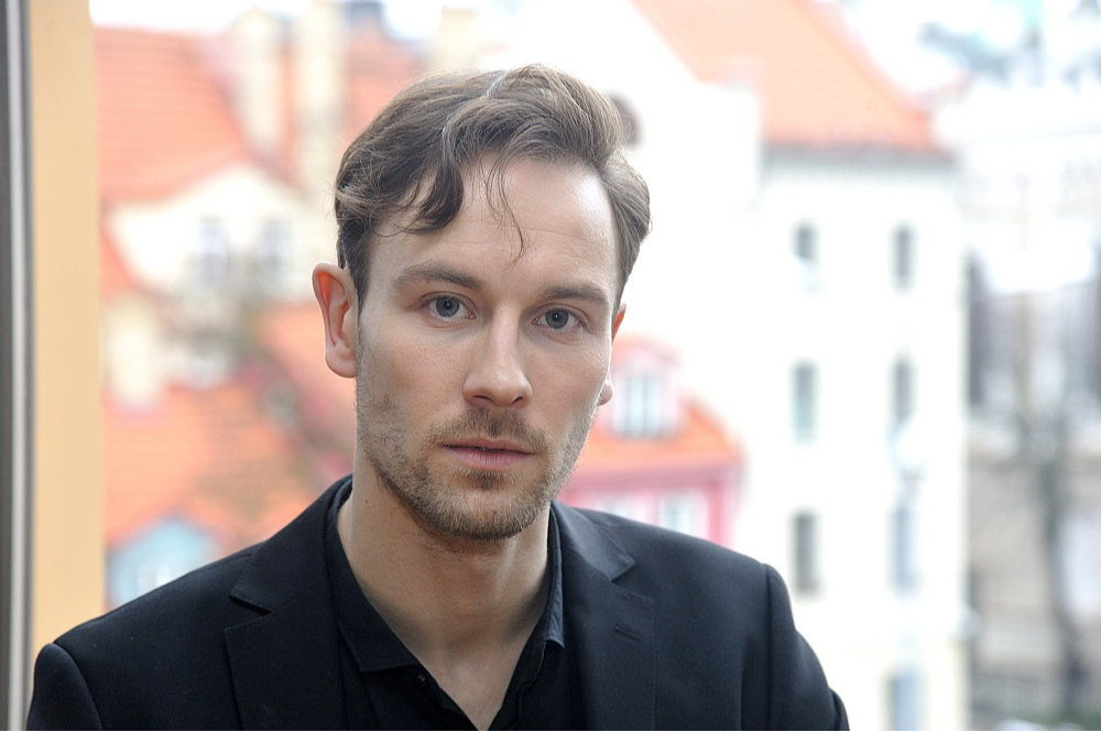 Maksims Busels: "Teātris ir foršs un vērtīgs, ja uz skatuves nebaidāmies atspoguļot aktualitāti, to nepiekrāsojot, nemēģinot darīt tikai tā, lai būtu skaisti, bet runāt tieši tā, kā ir – godīgi."