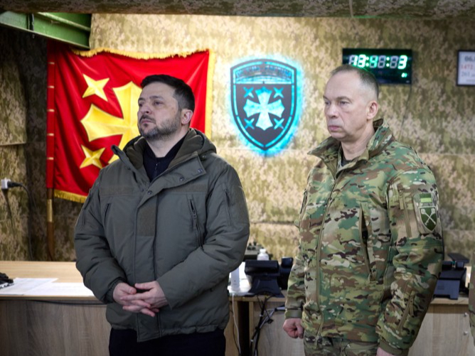 Volodimirs Zelenskis un nu jau bijušais Ukrainas armijas virspavēlnieks Oleksandrs Sirskis.