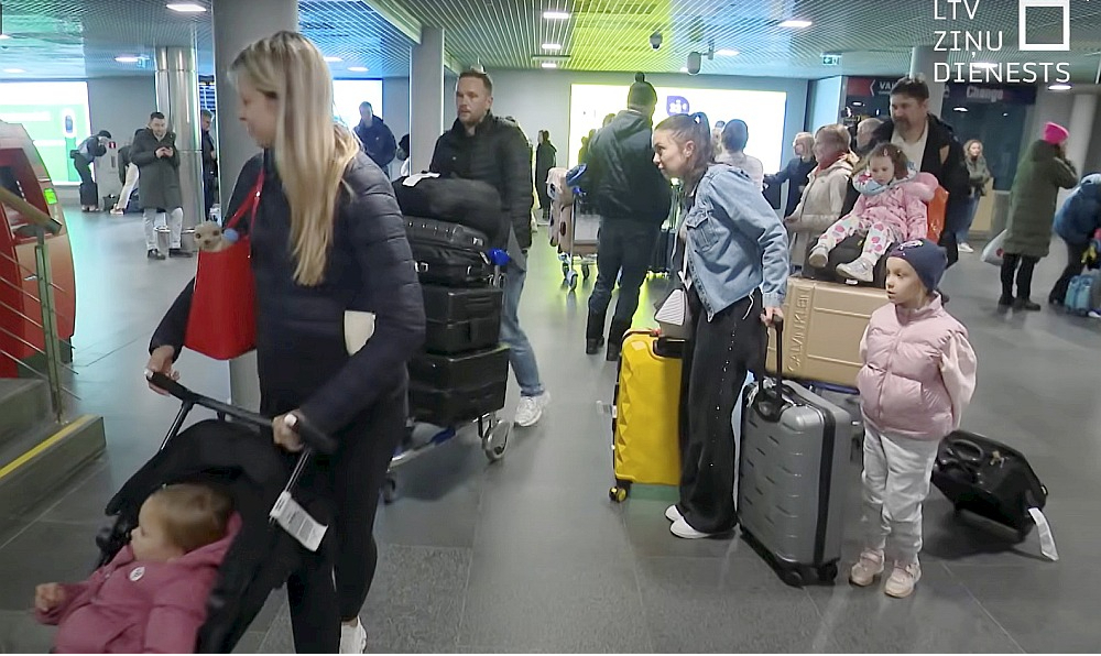 Pasažierus, kas ar repatriācijas reisiem no Apvienotajiem Arābu Emirātiem atgriezās Latvijā, Rīgas lidostā sagaidīja ne tikai tuvinieki, bet arī vairāki mediji. LTV aptaujātie pasažieri izteicās atzinīgi. "Viss bija labi. Ilgi, bet labi. Nejutos nedroši, bet tu nekad nezini, kā situācija var pasliktināties, un tāpēc mēs nolēmām, ka vajag braukt," teicis Aleksandrs. Pasažieris Jānis: "Viss bija labi un es nezinu, kas ir tie cilvēki, kas sūdzas. Tad jau viņi varēja palikt citur un sūdzēties. Viss bija labi organizēts. Mēs esam priecīgi, ka esam tikuši mājās." Pasažieris Mārtiņš stāstījis, kādas sajūtas bijušas Dubaijā: "Jā, bija dienas, kad bija sarežģītāk. Kaut kur bija kaut kādi ierobežojumi, bet visādi citādi tā ļoti pilsētā nevarēja izjust."