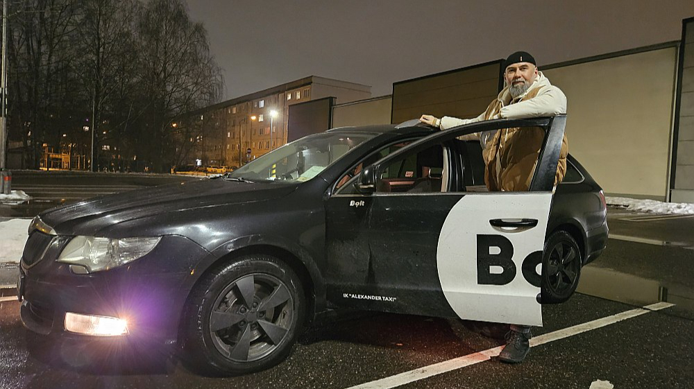 Mašīnu saglabāt tik svaigā formā nav bijis lēts darbs, atzīst auto saimnieks Aleksandrs.