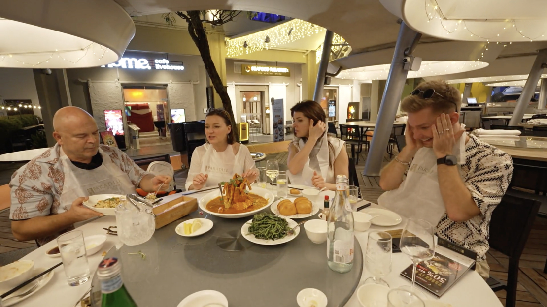 "Četri uz koferiem" Singapūras ekskluzīvajā jūras velšu restorānā.