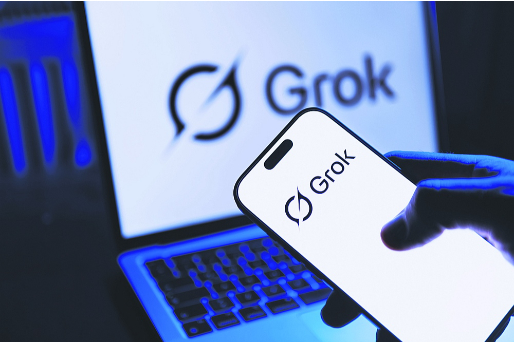 Skandāls, kas izvērties ap "Grok" ģenerētajiem attēliem, nebūt nav pirmais ar mākslīgā intelekta rīkiem saistītais skandāls. 2024. gada martā "Google" bija spiesta uz laiku apturēt tās MI rīka "Gemini" darbību attēlu ģenerēšanā, jo šis rīks radīja politkorektus, bet vēsturei galīgi neatbilstošus attēlus.