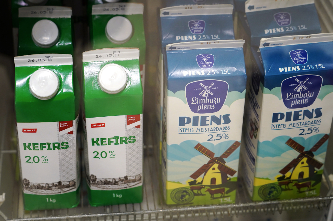 Piens un kefīrs veikala plauktā.