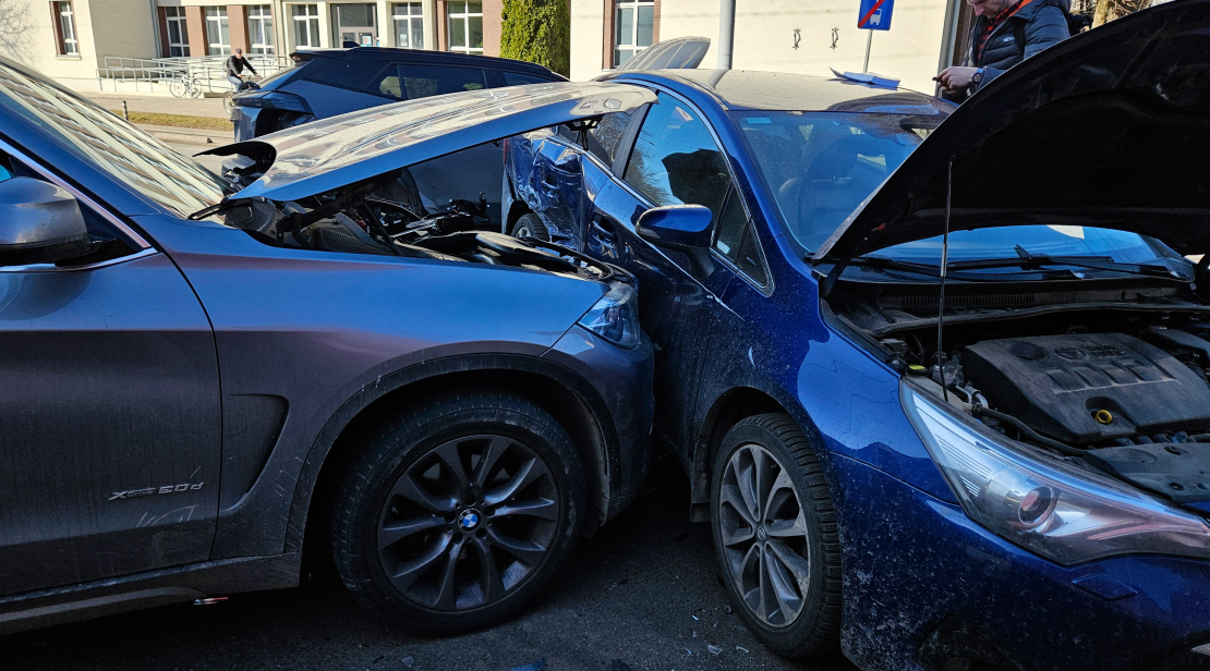 Aleksandra Čaka ielā pie krustojuma ar Pērnavas ielu, notikusi triju vieglo automašīnu sadursme.