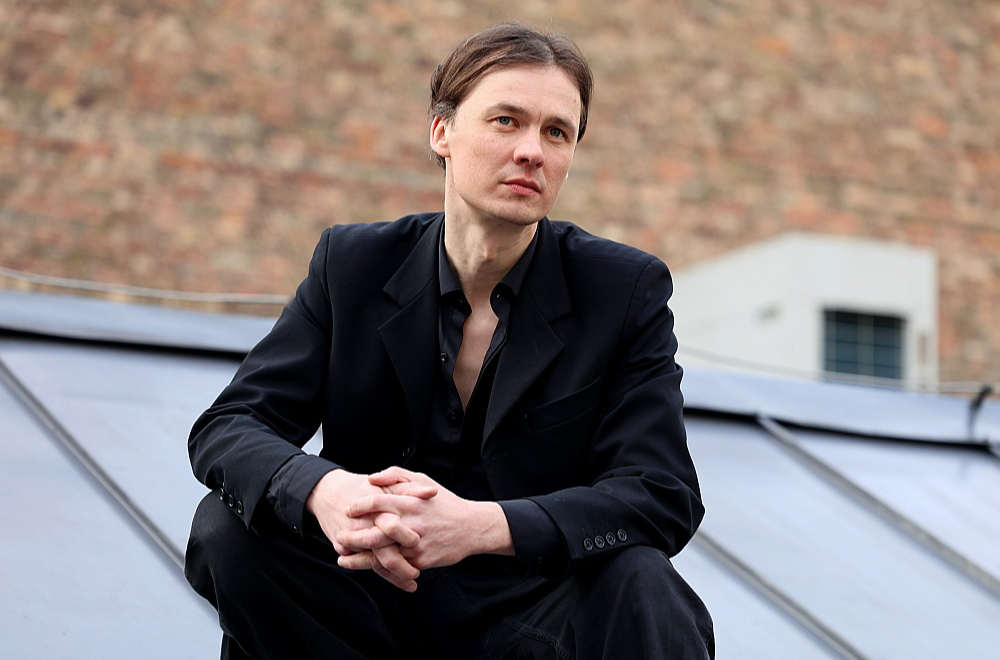 Mārtiņš Meiers: "Stāstu "Runcis zābakos" mēs cenšamies izstāstīt kā spēlējoties – godīgi, ar sirdi, kā bērnībā, kad bez jebkādiem aizspriedumiem varēja iedomāties un pieņemt – tu būsi princese, tu – karalis, bet tu – briesmonis, un tu – trešais tēva dēls…"