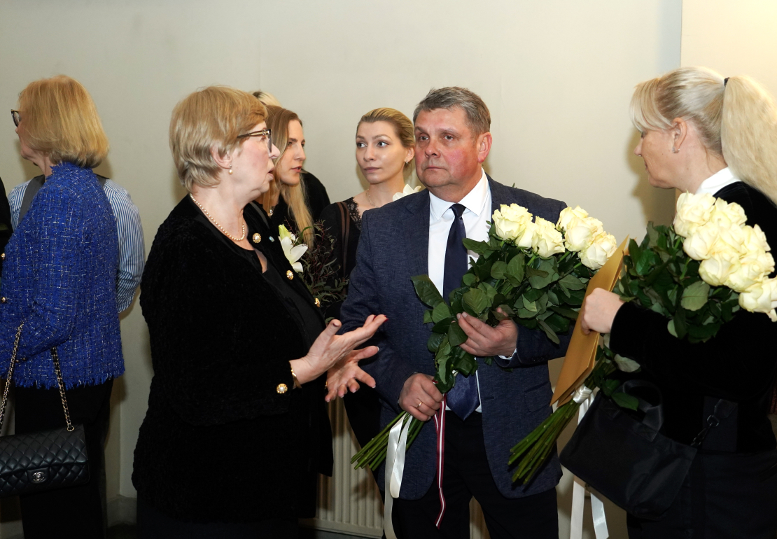 Rīgas Latviešu biedrības nama Lielajā zālē notiek atvadīšanās no kino un teātra režisora Jāņa Streiča.