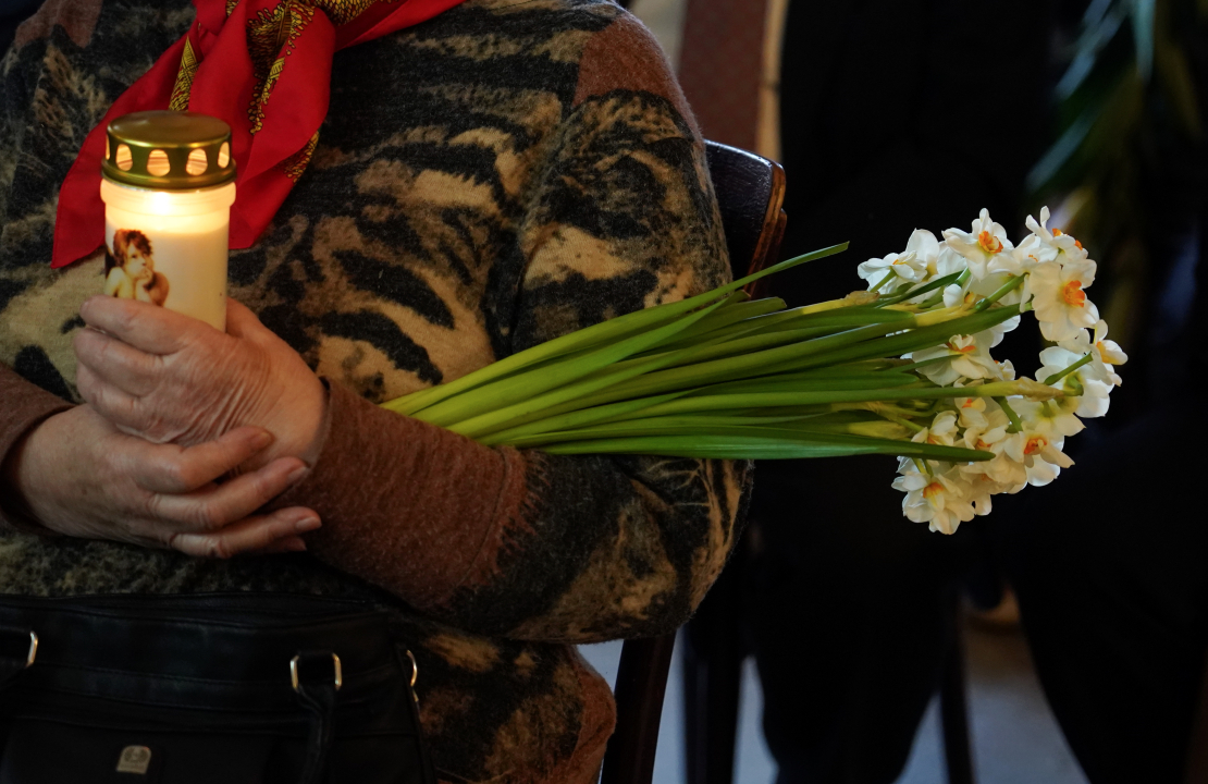 Rīgas Latviešu biedrības nama Lielajā zālē notiek atvadīšanās no kino un teātra režisora Jāņa Streiča.