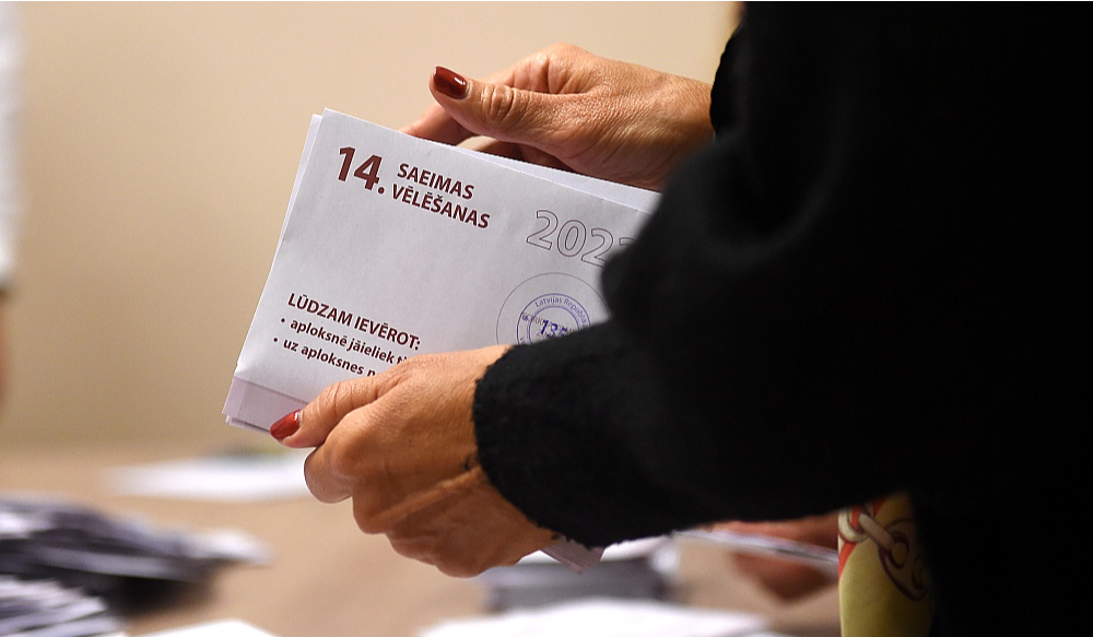 Vēlēšanu iecirkņu komisiju darbinieki esot gatavi strādāt arī ar manuālu balsu skaitīšanu.