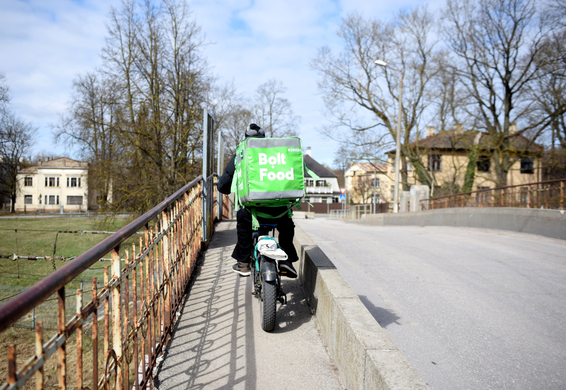 "Bolt" velokurjers uz elektrovelosipēda.