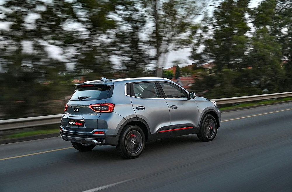 "Chery Tiggo 4": auto ar vienkāršu benzīna motoriņu, pietiekamu (90 ZS) vienmērīgai kustībai mums atļautos ātrumos.