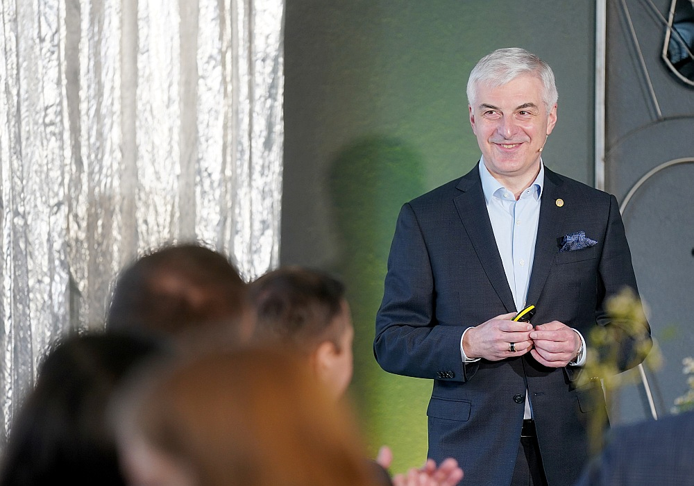 "Signet Bank" valdes priekšsēdētājs Roberts Idelsons: "Kapitāla tirgus attīstība Latvijā ir mūsu kopējā spēja domāt ambiciozāk par valsts ekonomikas nākotni. Progress pēdējo piecu gadu laikā ir bijis nozīmīgs – lielāks, nekā dažkārt tiek pieņemts, salīdzinot Latviju ar lielākiem vai attīstītākiem tirgiem."