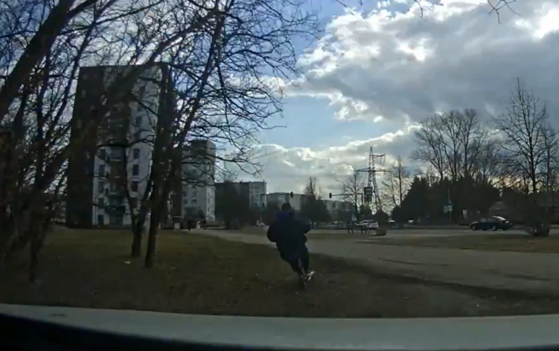 Bēgošais elektroskrejriteņa vadītājs.