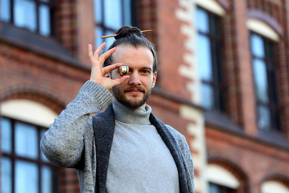 Klāvs Priedītis: "Grāmatai kā objektam ir zināma aura, kuru tā izstaro un kas liek to paņemt rokās. Tikai tad sāc pieslēgt domāšanu un skatīties, kas ir risinājumi, materialitāte, poligrāfiskā kvalitāte, iespiedtehnika."