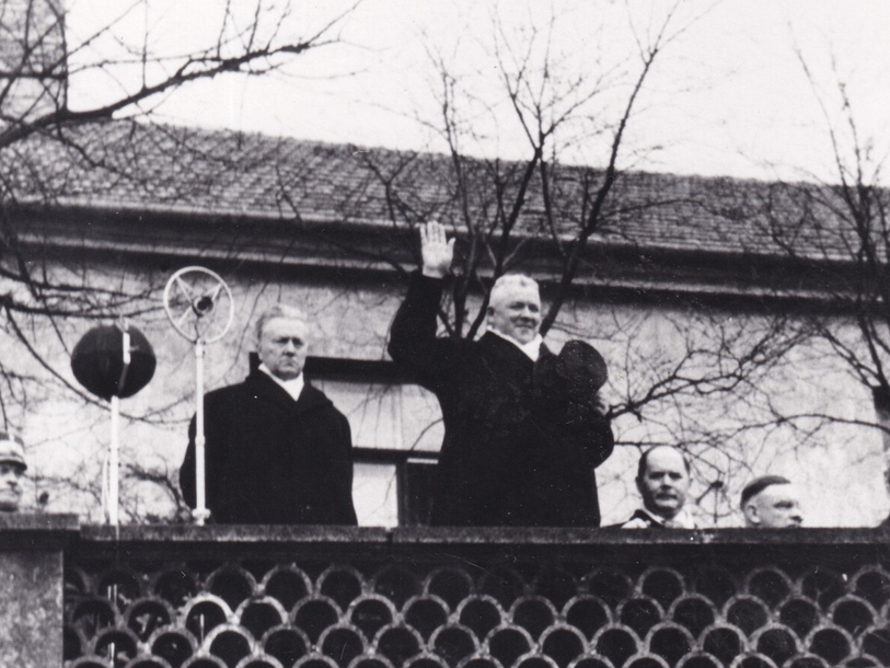 Valsts un ministru prezidents K. Ulmanis un kara ministrs ģenerālis Jānis Balodis pie Rīgas pils. 1936. gada 1. aprīlis.