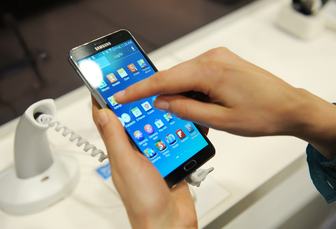 "Samsung" viedtālrunis.
