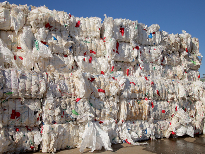 No lauksaimniekiem savāktais iepakojums nonāk "Eco Baltia vide" šķirošanas rūpnīcā, no kuras pēcāk tiek novirzīts uz pārstrādi, arī Jelgavā esošajā pārstrādes rūpnīcā "Nordic Plast".