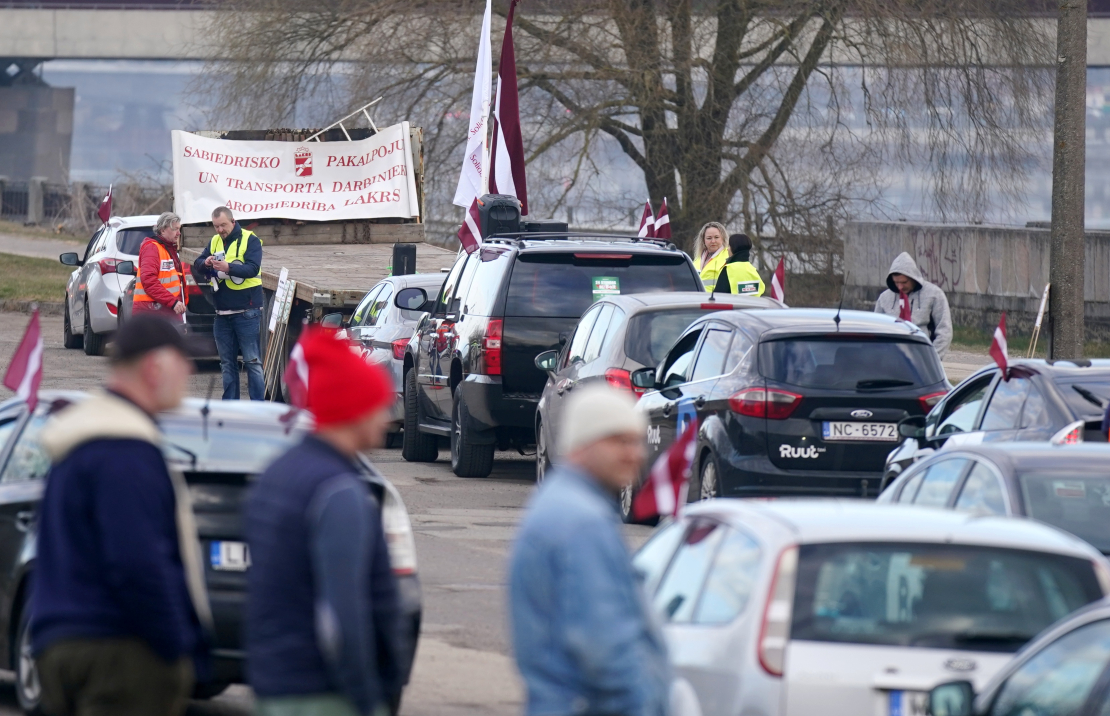 Zaķusalā notiek protesta akcija, kuru rīko Latvijā licencētie taksometru vadītāji pret "Bolt" īstenoto politiku, jo valdība nav izpildījusi nozares izvirzīto ultimātu un nav veikusi reālus soļus platformas monopola ierobežošanai.