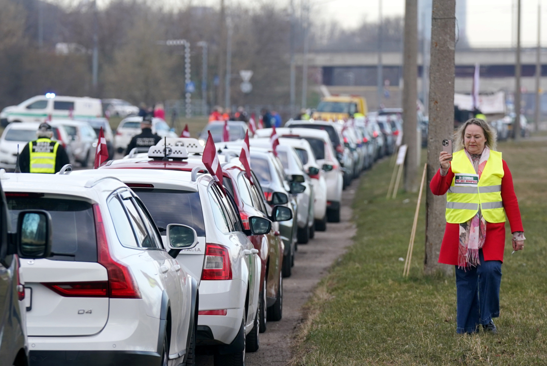 Zaķusalā notiek protesta akcija, kuru rīko Latvijā licencētie taksometru vadītāji pret "Bolt" īstenoto politiku, jo valdība nav izpildījusi nozares izvirzīto ultimātu un nav veikusi reālus soļus platformas monopola ierobežošanai.