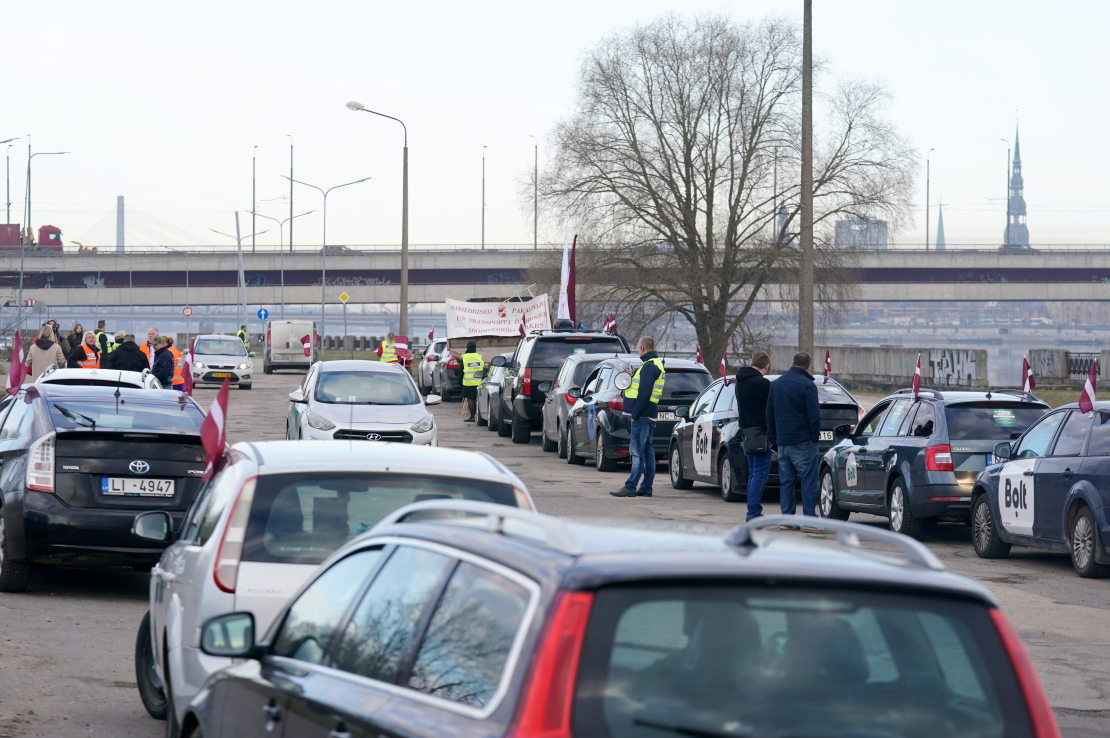 Zaķusalā notiek protesta akcija, kuru rīko Latvijā licencētie taksometru vadītāji pret "Bolt" īstenoto politiku, jo valdība nav izpildījusi nozares izvirzīto ultimātu un nav veikusi reālus soļus platformas monopola ierobežošanai.
