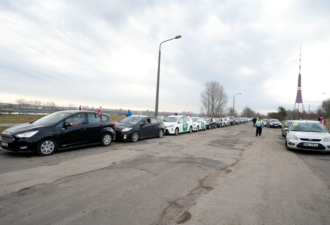 Zaķusalā notiek protesta akcija, kuru rīko Latvijā licencētie taksometru vadītāji pret "Bolt" īstenoto politiku, jo valdība nav izpildījusi nozares izvirzīto ultimātu un nav veikusi reālus soļus platformas monopola ierobežošanai.