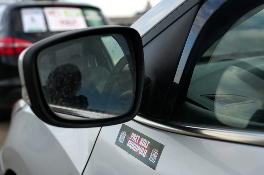 Zaķusalā notiek protesta akcija, kuru rīko Latvijā licencētie taksometru vadītāji pret "Bolt" īstenoto politiku, jo valdība nav izpildījusi nozares izvirzīto ultimātu un nav veikusi reālus soļus platformas monopola ierobežošanai.