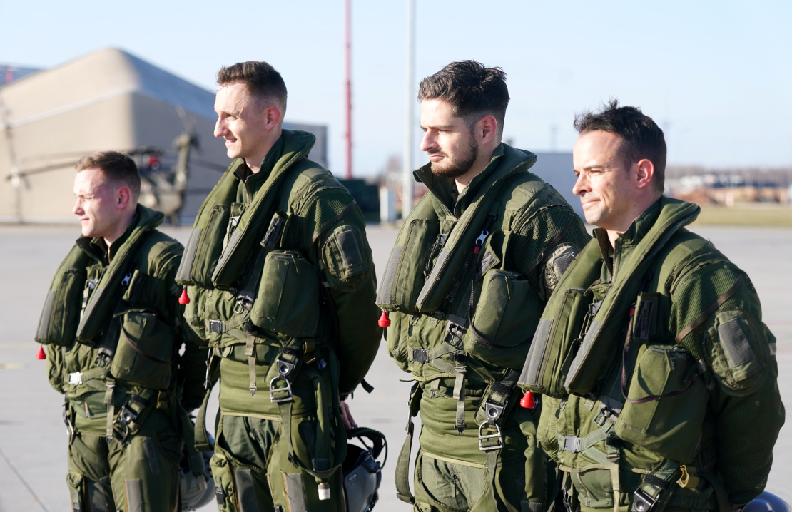 Francijas iznīcinātāju "Rafale" piloti ieradušies Nacionālo bruņoto spēku militārajā bāzē "Lielvārde", demonstrējot NATO klātbūtni reģionā.