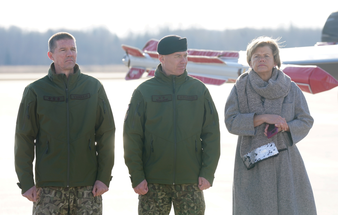 Gaisa spēku komandieris pulkvedis Viesturs Masulis (no kreisās), Nacionālo bruņoto spēku komandieris ģenerālmajors Kaspars Pudāns un ārlietu ministre Baiba Braže piedalās pasākumā Nacionālo bruņoto spēku militārajā bāzē "Lielvārde", kurā, demonstrējot NATO klātbūtni reģionā, ieradušies divi Francijas iznīcinātāji "Rafale".