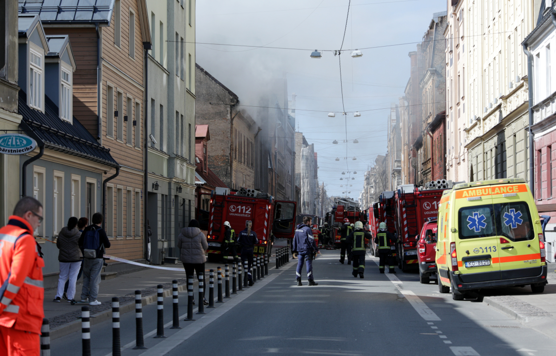 Ugunsgrēks dzīvojamā mājā Bruņinieku ielā 70, Rīgā.