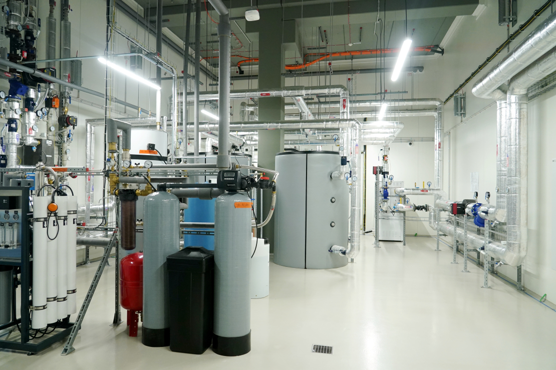 Jaunatklātās "Delska" 10 MW datu centra telpas Čuibes ielā.