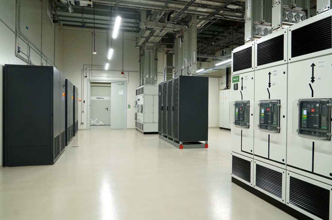 Jaunatklātās "Delska" 10 MW datu centra telpas Čuibes ielā.