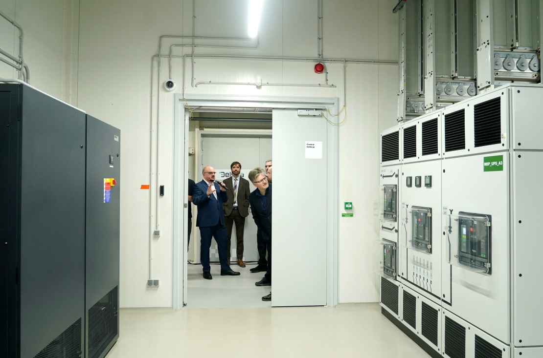 Jaunatklātās "Delska" 10 MW datu centra telpas Čuibes ielā.