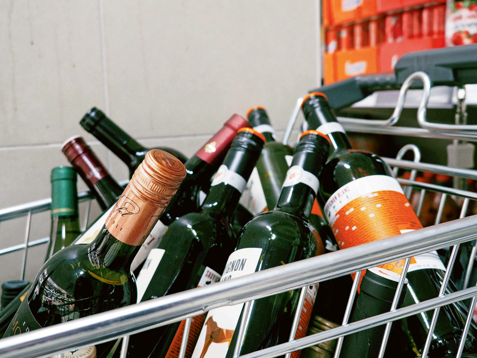 Vai alkohola tirdzniecības un reklamēšanas ierobežojumi ir mazinājuši alkohola patēriņu Latvijā, un kāpēc mūsu sabiedrībā tik daudz dzer?