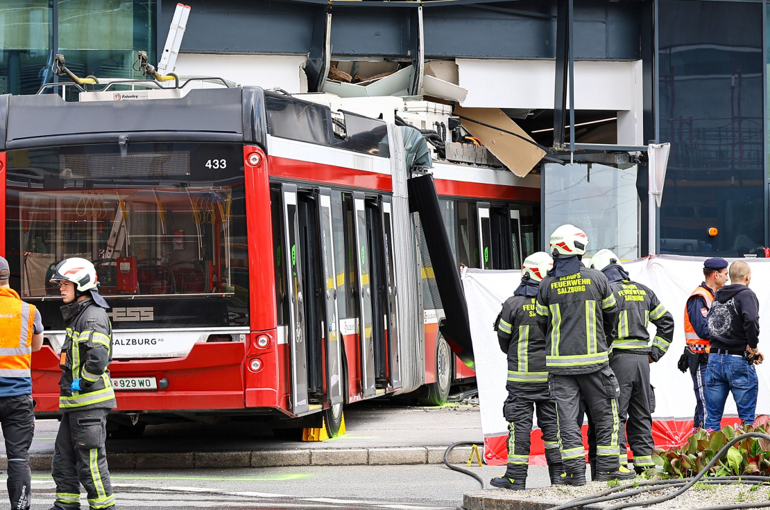 Trolejbusam ietriecoties lielveikalā, Austrijā gājis bojā viens cilvēks