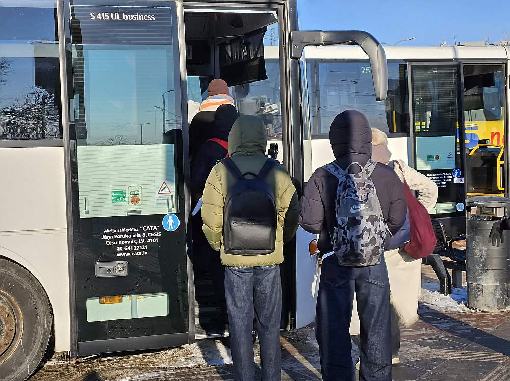 Skolu tīkla optimizācija un slimnīcu līmeņu maiņa nozīmē, ka pakalpojumi no iedzīvotājiem attālinās. Sabrūkot transporta sistēmai, šīs reformas zaudē jēgu. Attēlam ilustratīva nozīme.