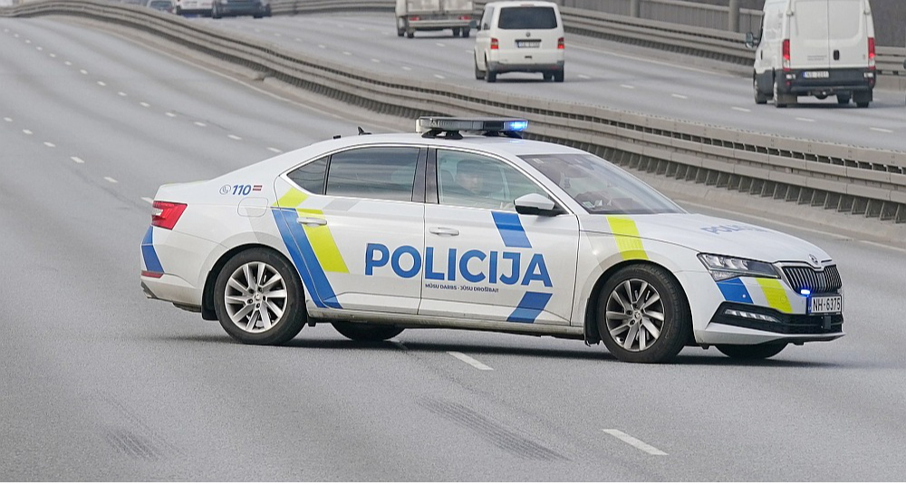 Policisti ar speciālajiem signāliem deva rīkojumu vadītājam apstāties, bet viņš to ignorēja.