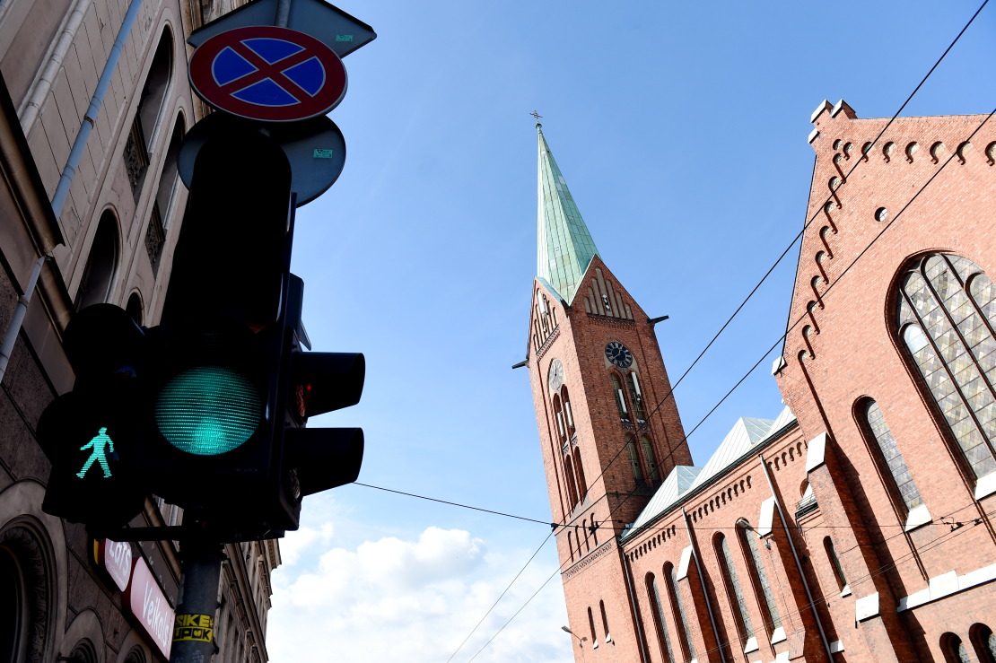 Luksofors un Rīgas Jaunā Svētās Ģertrūdes evaņģēliski luteriskā baznīca.