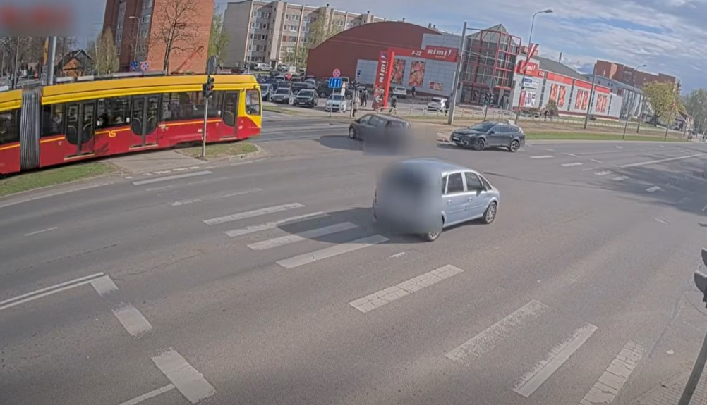 Mirklis pirms auto sadursmes ar tramvaju.
