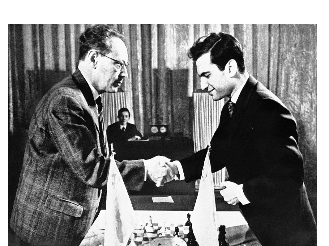 Divi Mihaili – Botviņņiks (no kreisās) un Tāls – 1961. gada pasaules čempiona titula revanša mačā Maskavā. Gadu iepriekš rīdzinieks Tāls ar izcilu sniegumu gāza Botviņņiku no pasaules čempiona torņa, kļūdams par visu laiku jaunāko pasaules čempionu šahā.