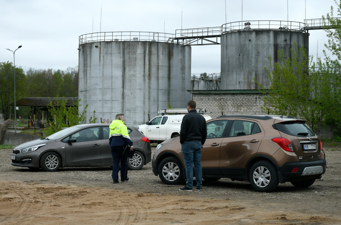 Operatīvo dienestu automašīnas netālu no naftas produktu uzglabāšanas objekta Komunālajā ielā Rēzeknē, kur nokritis drons.