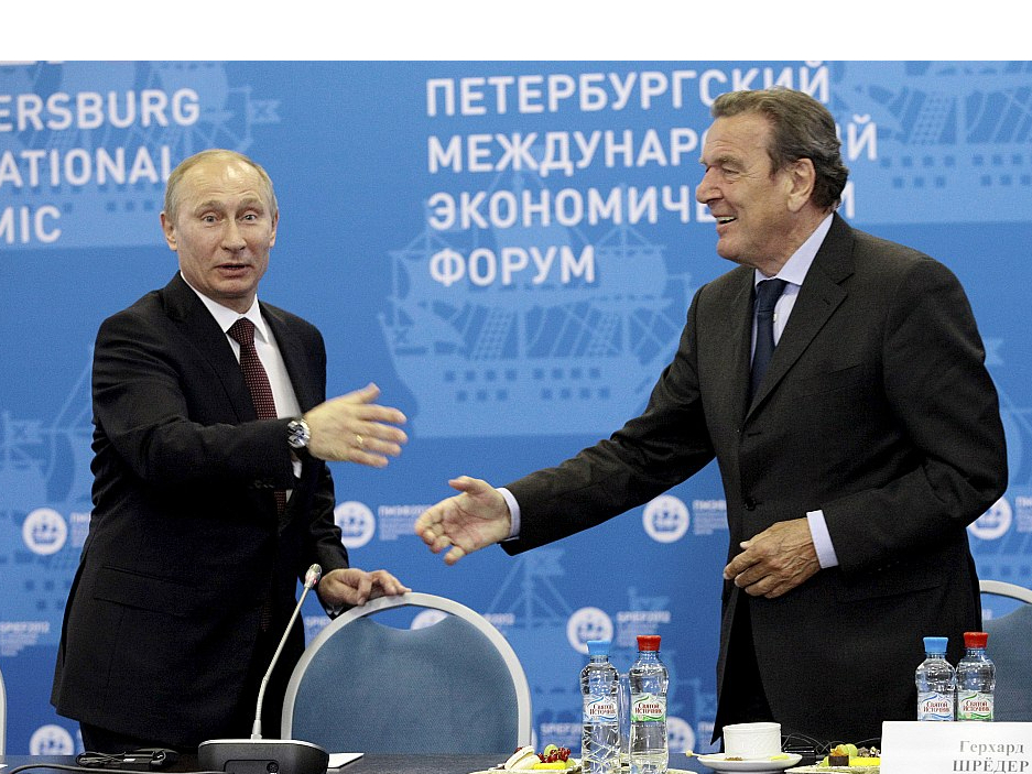 Krievijas prezidents Vladimirs Putins (no kreisās) 2012. gada 21. jūnijā Sanktpēterburgas starptautiskā ekonomikas foruma laikā ar bijušo Vācijas kancleru Gerhardu Šrēderu.