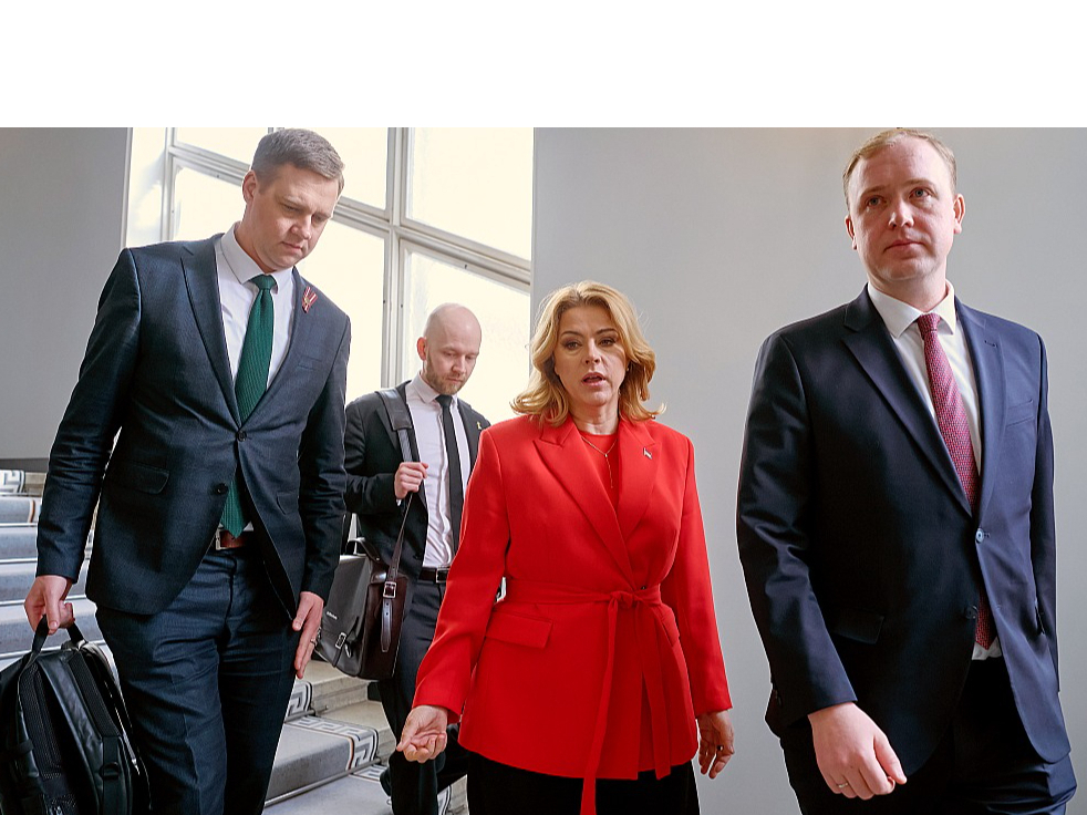 Evikas Siliņas vadīto valdību Saeima apstiprināja 2023. gada 15. septembrī, un koalīciju veidoja "Jaunā Vienotība", Zaļo un zemnieku savienība un "Progresīvie". Izskatās, ka nu šai valdībai pienācis gals. Attēlā: ZZS Saeimas frakcijas priekšsēdētājs Harijs Rokpelnis (no kreisās), "Progresīvo" Saeimas frakcijas priekšsēdētājs Andris Šuvajevs, Ministru prezidente Evika Siliņa un ekonomikas ministrs Viktors Valainis (ZZS) pēc tikšanās šā gada 16. aprīlī, kad jau parādījās kārtējās plaisas koalīcijas partneru vidū.