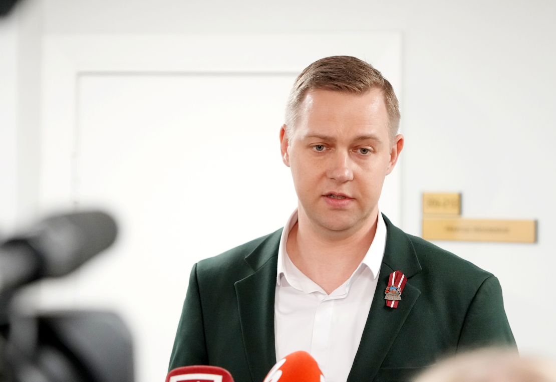 Saeimas deputāts, Zaļo un Zemnieku savienības Saeimas frakcijas priekšsēdētājs Harijs Rokpelnis piedalās preses konferencē pēc partijas "Progresīvo" Saeimas frakcijas deputātu un Ministru prezidentes tikšanās, kur pārrunāja turpmāko darbu koalīcijā.