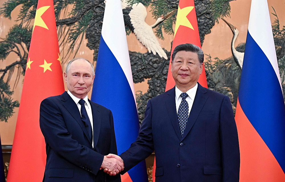 Krievijas diktators Vladimirs Putins (no kreisās) un Ķīnas prezidents Sji Dzjiņpins Šanhajas Sadarbības organizācijas samitā Tiandzjiņā pagājušā gada septembrī.